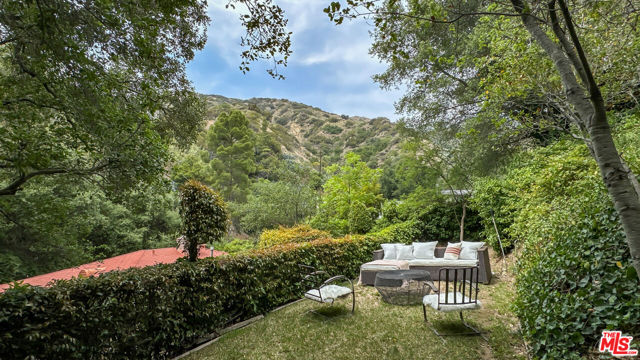 752 Country Club Drive, Burbank CA: https://media.crmls.org/mediaz/91cfea01-ae4f-49ad-ba52-a2384e9bccf8.jpg