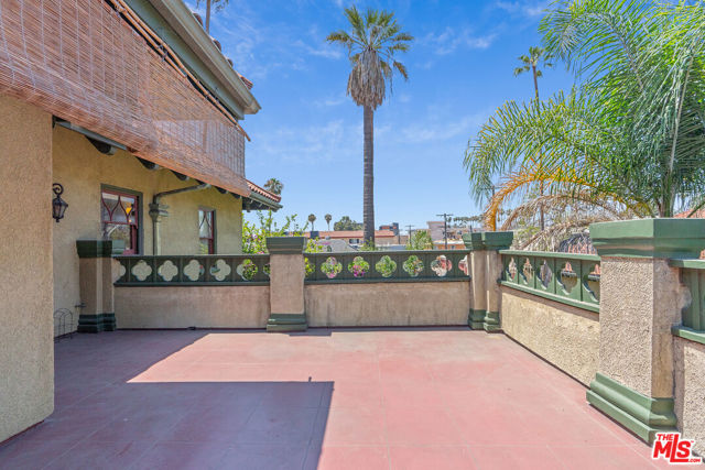 1049 Elden Avenue, Los Angeles CA: https://media.crmls.org/mediaz/91d01623-55a0-4a33-8e3c-20258b7c7fdf.jpg