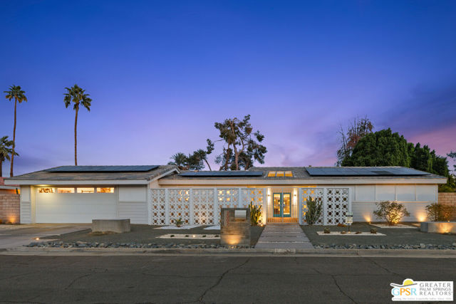 2002 S Bobolink Lane, Palm Springs CA: https://media.crmls.org/mediaz/91d06048-6641-4512-a8cf-a1772829835f.jpg
