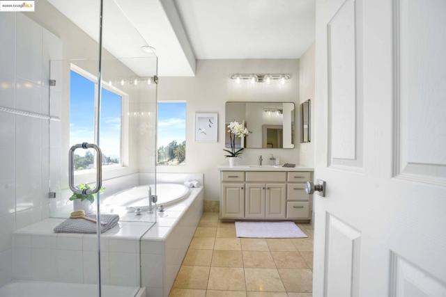 661 Via Rialto, Oakland CA: https://media.crmls.org/mediaz/91d0eefa-8d12-44c4-a478-a59f28bf14ec.jpg