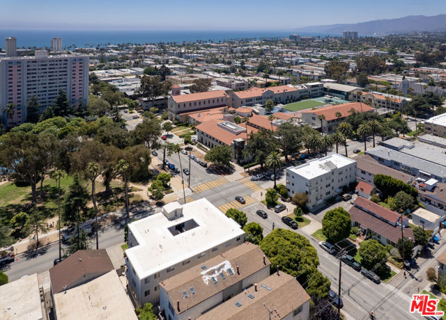 1101 Lincoln Boulevard, Santa Monica CA: https://media.crmls.org/mediaz/91d1056a-1d69-486a-a770-8bfdd73f6fa6.jpg