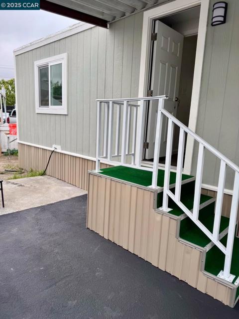 747 Lewelling Blvd, San Leandro CA: https://media.crmls.org/mediaz/91d183c5-03f5-4029-a55b-3586fde2f046.jpg