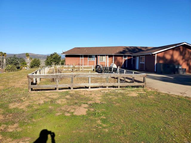 17910 Bluegrass Road, Ramona CA: https://media.crmls.org/mediaz/91d28069-5920-4fd4-be4c-6a0fccfcacb9.jpg