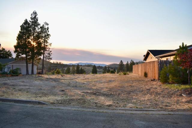 306 Woodridge Court, Weed CA: https://media.crmls.org/mediaz/91d2b85a-0182-4acb-9fb2-d2230b32bea6.jpg