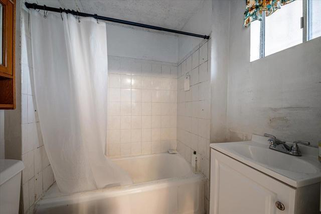 3014 Coolidge Avenue, Oakland CA: https://media.crmls.org/mediaz/91d2c5bb-766e-4d54-a753-66bdaa3e9ce6.jpg