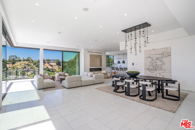 9406 Lloydcrest Drive, Beverly Hills CA: https://media.crmls.org/mediaz/91d3001a-d9d6-4b6e-99b1-0cd7ff217da2.jpg