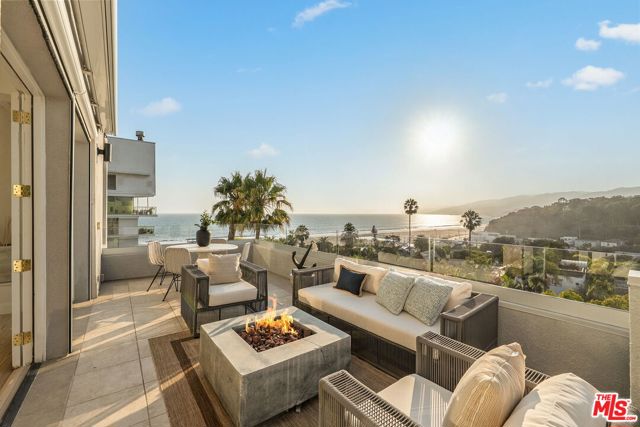 143 Ocean Avenue Ext, Santa Monica CA: https://media.crmls.org/mediaz/91d31ee1-8169-4db8-934c-259e6110cdaf.jpg