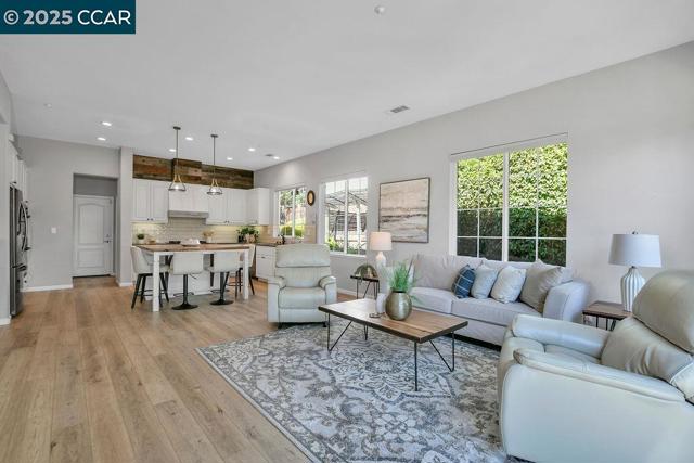 2560 Risebridge Ct, Brentwood CA: https://media.crmls.org/mediaz/91d3808f-f6df-4fdf-b4e6-c22866354522.jpg