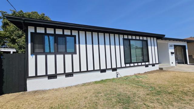 307 S S Belmont Ave, National City CA: https://media.crmls.org/mediaz/91d3b701-4109-43ac-91d0-5c01c0af3602.jpg