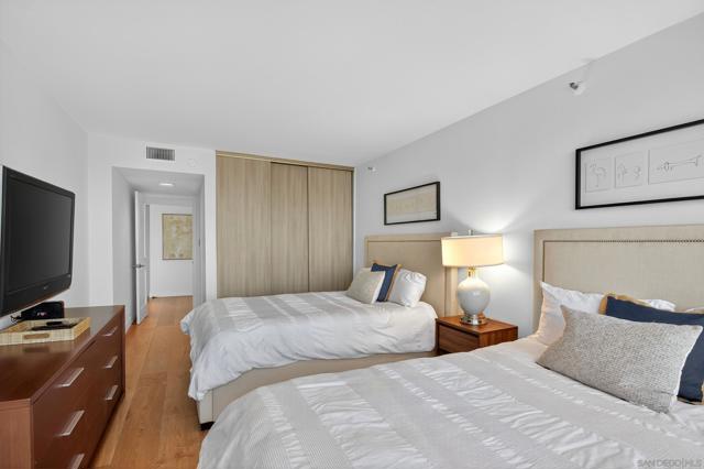 1810 Avenida Del Mundo, Coronado CA: https://media.crmls.org/mediaz/91d3d23e-30c6-4351-b86c-3e76390ebe25.jpg