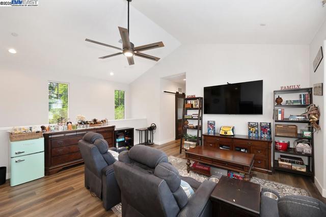 7544 Twin Bridges Ln, Citrus Heights CA: https://media.crmls.org/mediaz/91d46521-fa24-4aa6-bc0b-e49c8a692727.jpg
