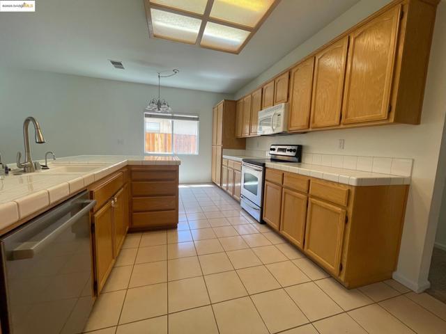 538 Apple Hill Dr, Brentwood CA: https://media.crmls.org/mediaz/91d63418-6a31-4959-a226-58fd5c2c6872.jpg