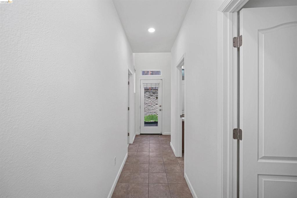 https://media.crmls.org/mediaz/91d6f4d1-1f7c-44e9-a322-1e245898539c.jpg?preset=X-Large