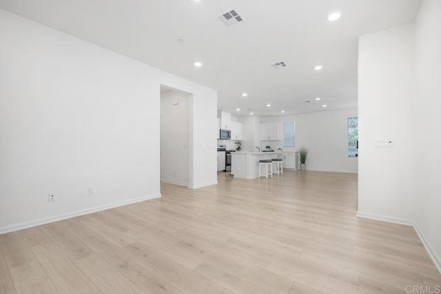 Detail Gallery Image 7 of 41 For 1047 Arrowood Trail, Vista,  CA 92081 - 3 Beds | 2/1 Baths