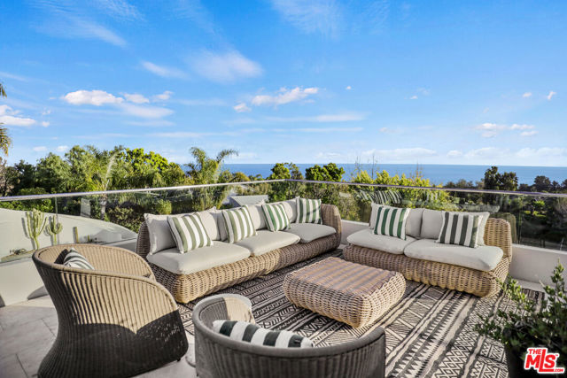 27454 Winding Way, Malibu CA: https://media.crmls.org/mediaz/91d710ef-f594-47a3-be42-6a5d3b1862a5.jpg