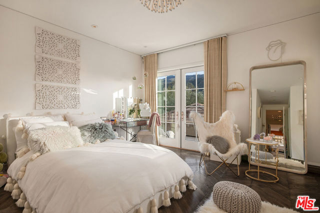 25029 Abercrombie Lane, Calabasas CA: https://media.crmls.org/mediaz/91d73c7f-5f2a-48a0-a4c5-62768649b28f.jpg