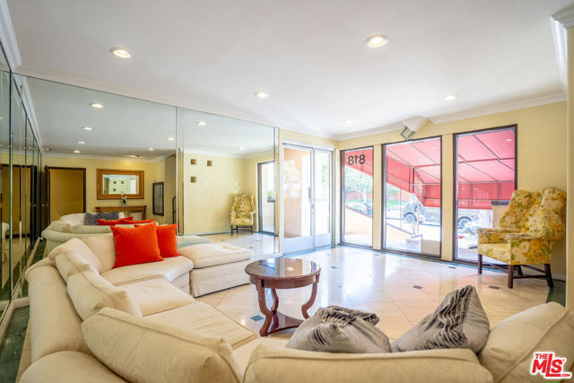 818 S Lucerne Boulevard, Los Angeles CA: https://media.crmls.org/mediaz/91d75824-93a1-4483-8fdd-a8e45a774f56.jpg
