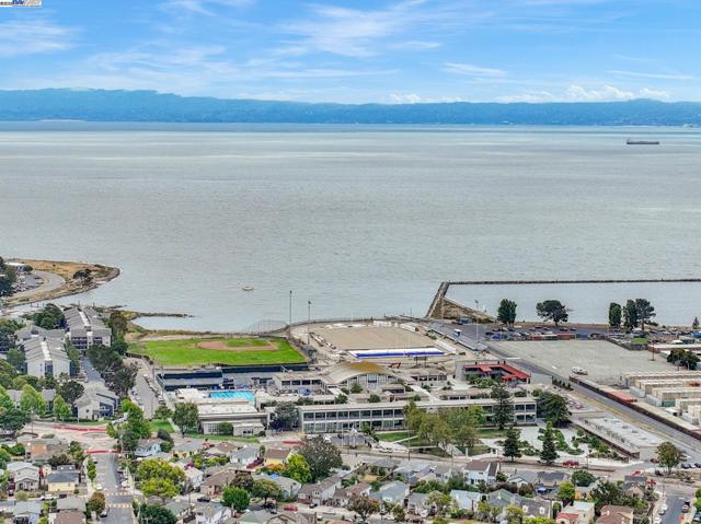 1811 3rd St, Alameda CA: https://media.crmls.org/mediaz/91d78045-c67b-4ab8-8178-160b53dfccbe.jpg