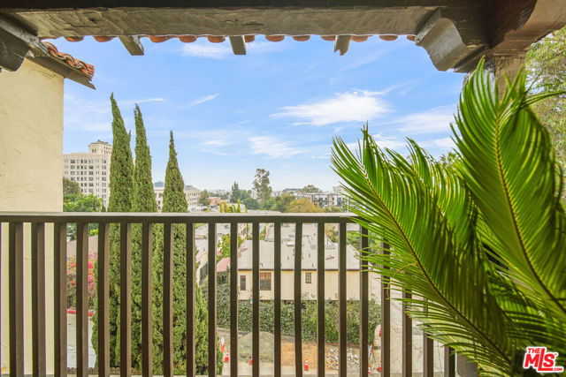 6686 Emmet Terrace, Los Angeles CA: https://media.crmls.org/mediaz/91d7bd5b-ee43-4c16-803e-4d14fdef74a6.jpg