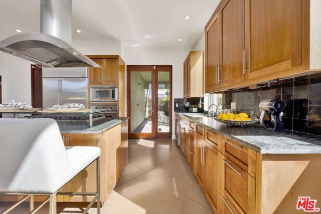 2336 Boone Avenue, Venice CA: https://media.crmls.org/mediaz/91d97bfe-fe22-408b-bc73-bf5c8fc9ad78.jpg