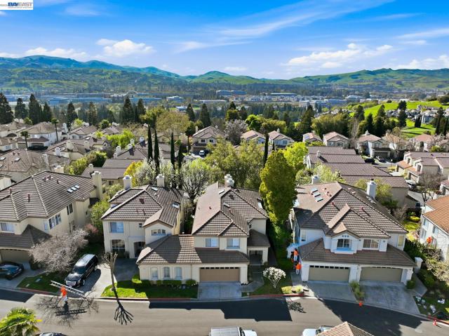 906 Vista Pointe Dr, San Ramon CA: https://media.crmls.org/mediaz/91d9a3f9-54a1-42ff-be9b-01383078836a.jpg