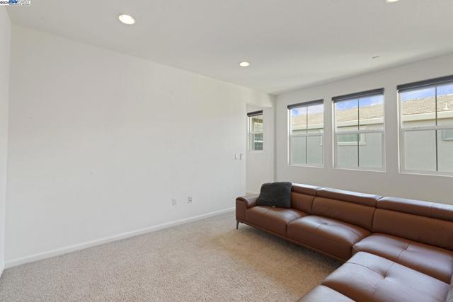 1025 S Fowler Ln, Mountain House CA: https://media.crmls.org/mediaz/91d9bca9-f627-4730-8aa5-9ab1add64648.jpg