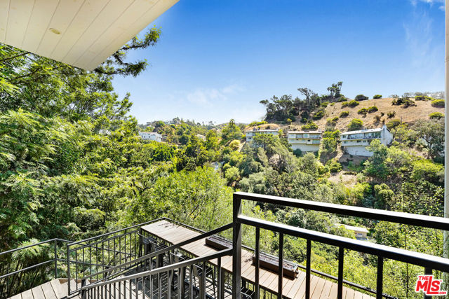 2506 Zorada Drive, Los Angeles CA: https://media.crmls.org/mediaz/91d9edc4-e5d4-4867-94b4-65eed0be0ac6.jpg