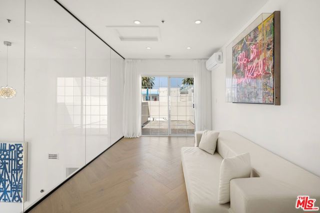 930 Doheny Drive, West Hollywood, California 90069, 2 Bedrooms Bedrooms, ,2 BathroomsBathrooms,Condominium,For Sale,Doheny,24401701