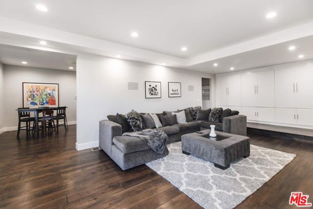 3200 Wrightwood Drive, Studio City CA: https://media.crmls.org/mediaz/91da50eb-840a-4999-96c0-81f945232ea0.jpg