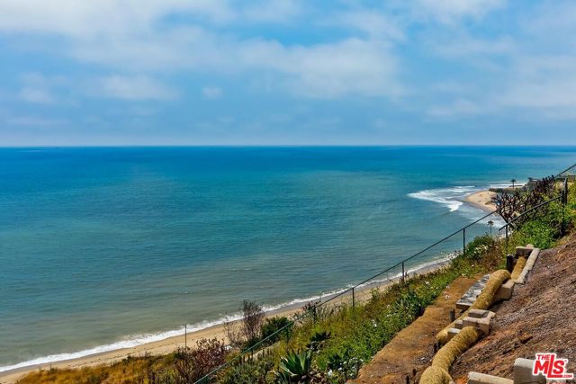 18434 Coastline Drive, Malibu CA: https://media.crmls.org/mediaz/91da6616-c08d-4f63-9c45-714644bddc21.jpg