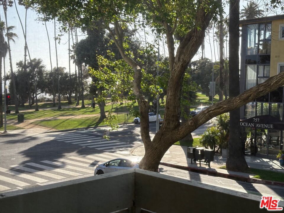 https://media.crmls.org/mediaz/91db735d-4b8a-41b4-b4c0-80f5f217e983.jpg?preset=X-Large