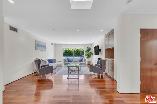 15514 CASIANO Court, Los Angeles CA: https://media.crmls.org/mediaz/91dbbeb1-e706-48ff-89e1-d4bb4c957601.jpg
