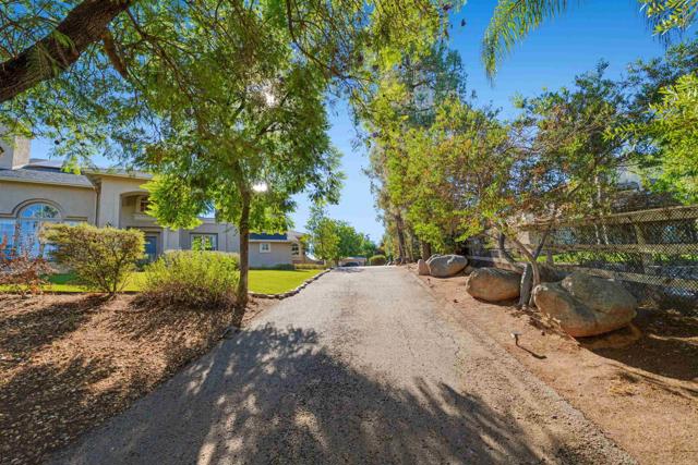 2173 Twisted Oak Ln Lane, Alpine CA: https://media.crmls.org/mediaz/91dcb502-6a41-45f8-a640-016fb8af61a7.jpg