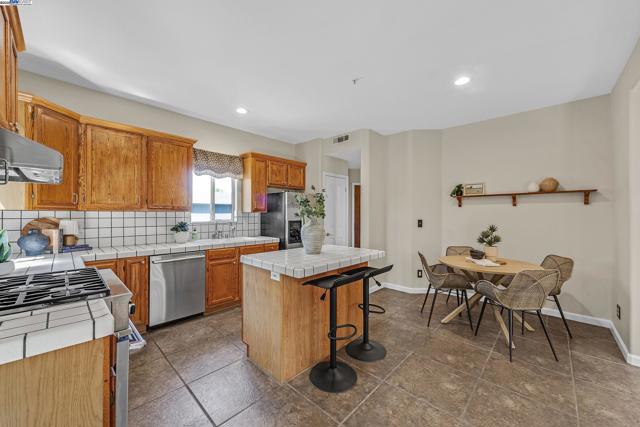 2350 W Avenue 135Th, San Leandro CA: https://media.crmls.org/mediaz/91dcd83f-df00-4c0d-84f7-78c5ce92200a.jpg