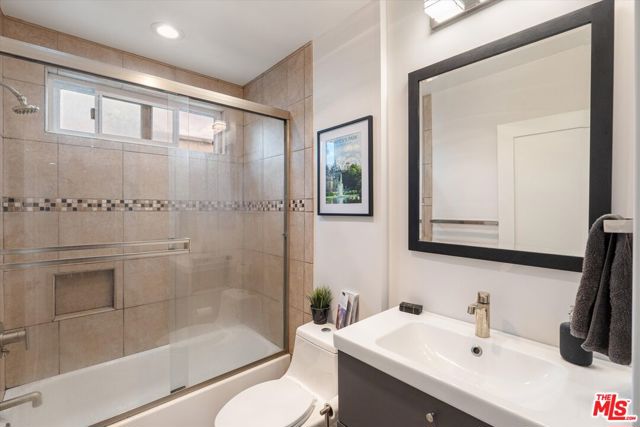 2721 2nd Street, Santa Monica CA: https://media.crmls.org/mediaz/91dce6e7-c06d-498e-a240-2e271565bc60.jpg