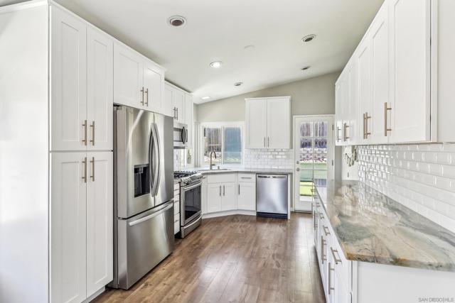 2431 Bobcat Gln, Escondido CA: https://media.crmls.org/mediaz/91dd40f4-9ad8-42c3-9893-bfe54e1051d8.jpg