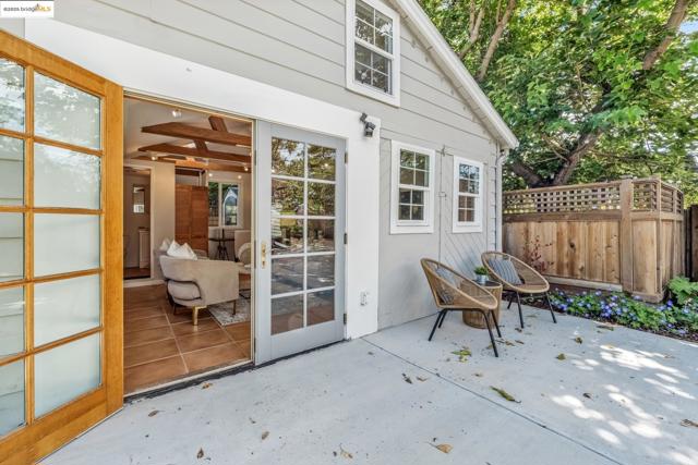 1708 Derby St, Berkeley CA: https://media.crmls.org/mediaz/91dd8339-30f8-4771-8884-f675bb857ae1.jpg