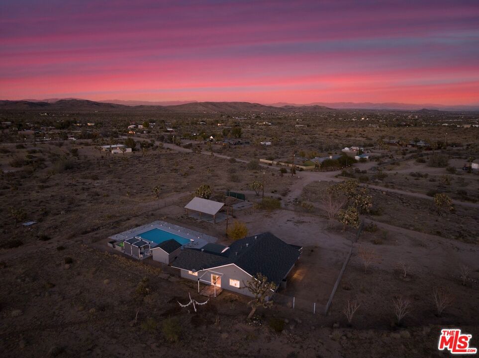 https://media.crmls.org/mediaz/91ddb254-3658-496a-b9e1-40229fc8a378.jpg?preset=X-Large
