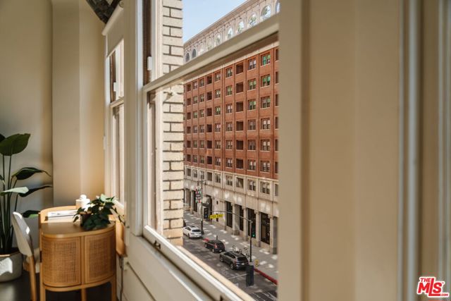 939 S Broadway, Los Angeles CA: https://media.crmls.org/mediaz/91df6985-7969-4764-83a0-9fb4564ce962.jpg