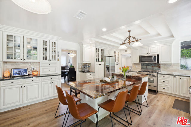4415 Dulcinea Court, Woodland Hills CA: https://media.crmls.org/mediaz/91e00228-b314-483d-ae8e-bb057e803af0.jpg