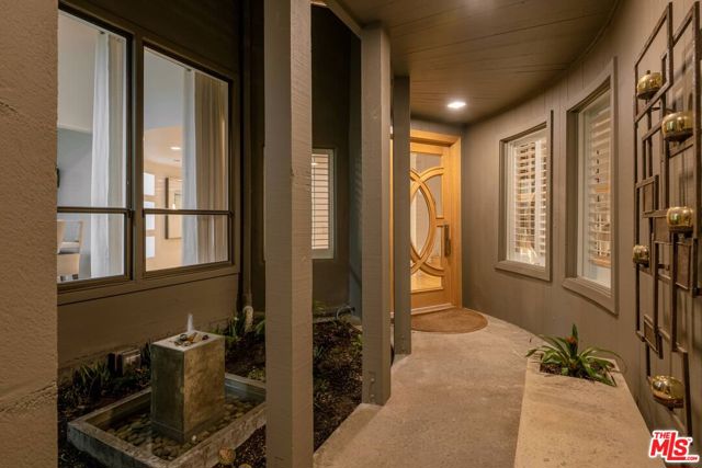 17765 Camino De Yatasto, Pacific Palisades CA: https://media.crmls.org/mediaz/91e00234-3bad-4f17-bdd3-ba6548577b5e.jpg
