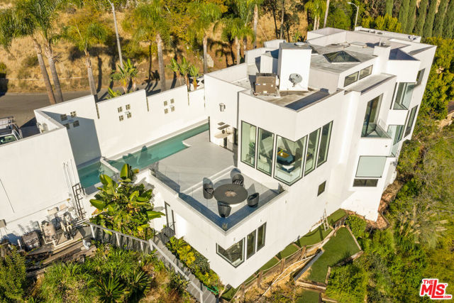 2231 Sunset Plaza Drive, Los Angeles CA: https://media.crmls.org/mediaz/91e03c01-1624-4b61-b93b-de527c3dcb7a.jpg