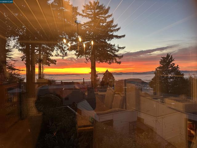 680 Grizzly Peak Blvd, Berkeley CA: https://media.crmls.org/mediaz/91e114dc-d4a8-448b-be59-412986f484ce.jpg