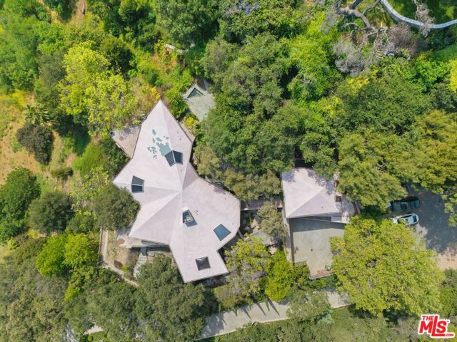 13335 Mulholland Drive photo 1