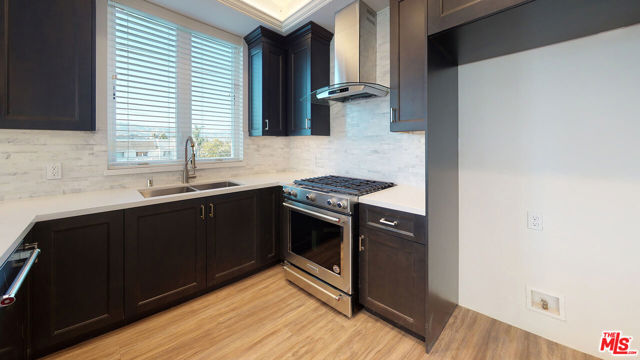 8700 Chalmers Drive, Los Angeles CA: https://media.crmls.org/mediaz/91e24091-30ac-40d0-b360-db8ce2069a3a.jpg