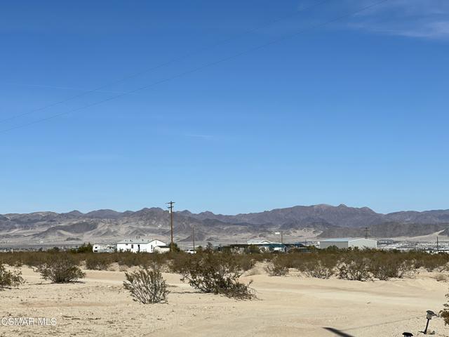3904 Agua Avenue, 29 Palms CA: https://media.crmls.org/mediaz/91e2611d-e03c-4fbc-bbbd-482baf290f53.jpg