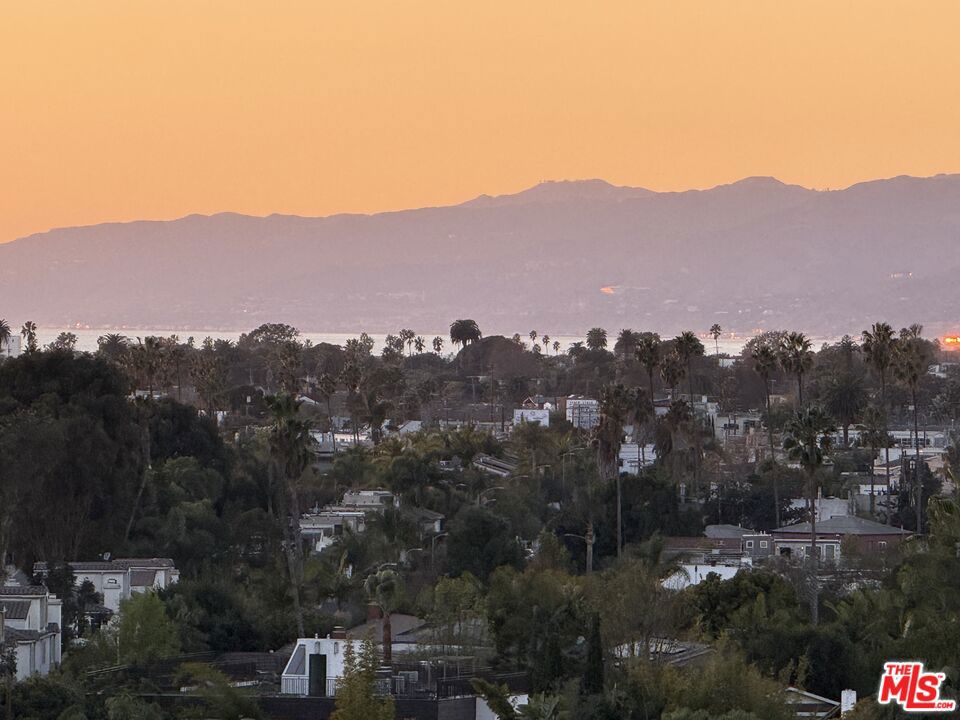 https://media.crmls.org/mediaz/91e38d85-8e69-4dbd-80d4-9bcb7a08f603.jpg?preset=X-Large