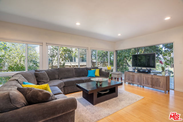 2870 Angelo Drive, Los Angeles CA: https://media.crmls.org/mediaz/91e3f136-aa8b-4466-bce5-3c20994d2658.jpg