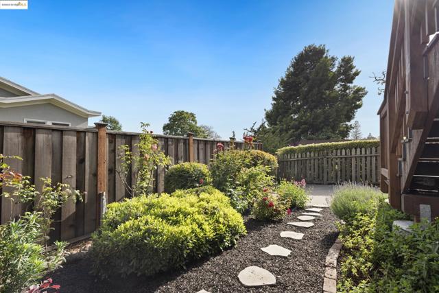 1048 Annerley Rd, Oakland CA: https://media.crmls.org/mediaz/91e414b2-55b8-4024-8048-7e8e0075b599.jpg