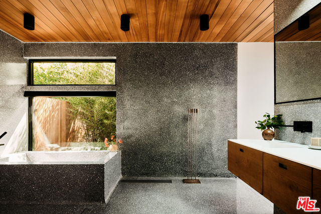 5637 Busch Drive, Malibu CA: https://media.crmls.org/mediaz/91e49970-3e49-4cb2-b591-e4655d94b223.jpg